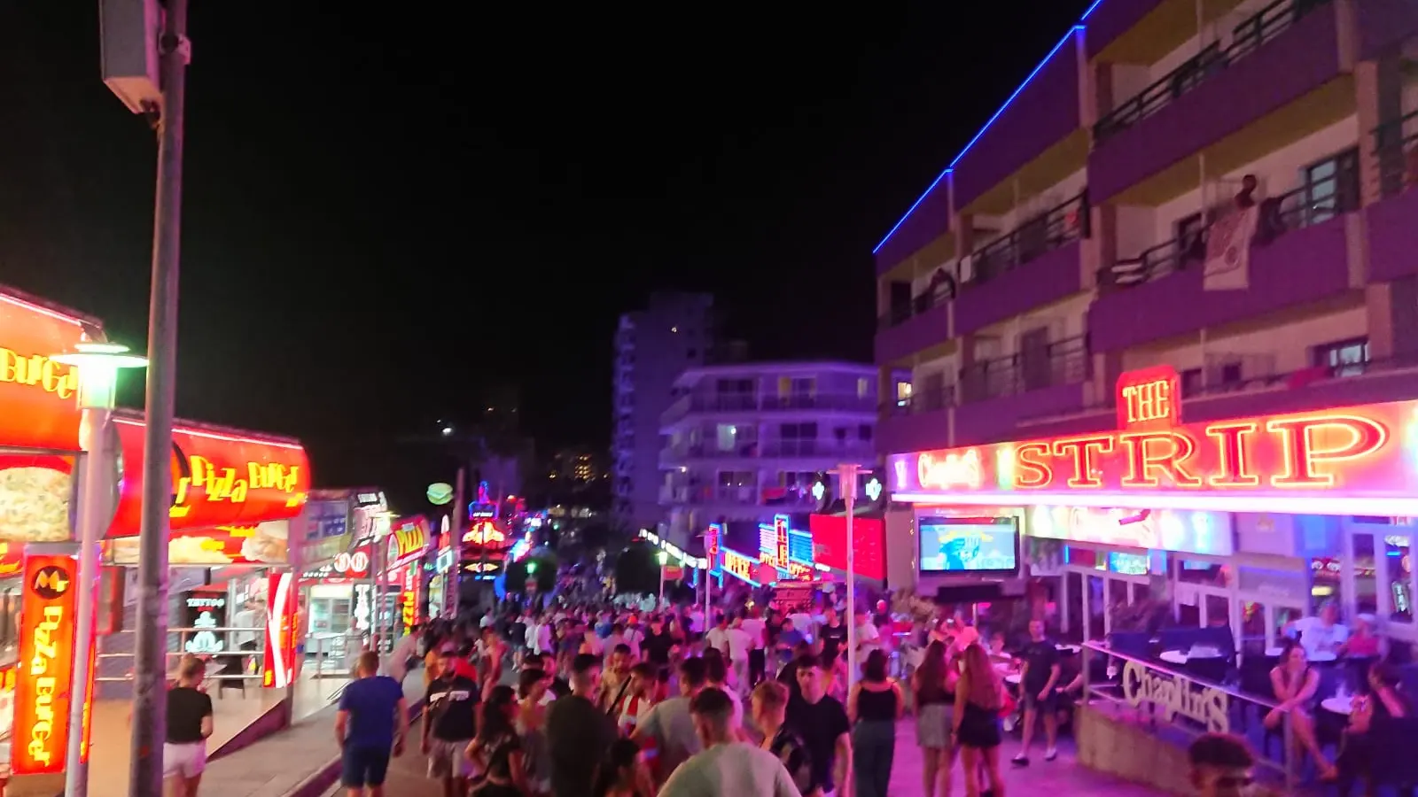 Magaluf abarrotado de turistas en plena temporada alta