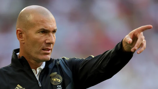 Zinedine Zidane dando instrucciones Zinedine Zidane dando instrucciones