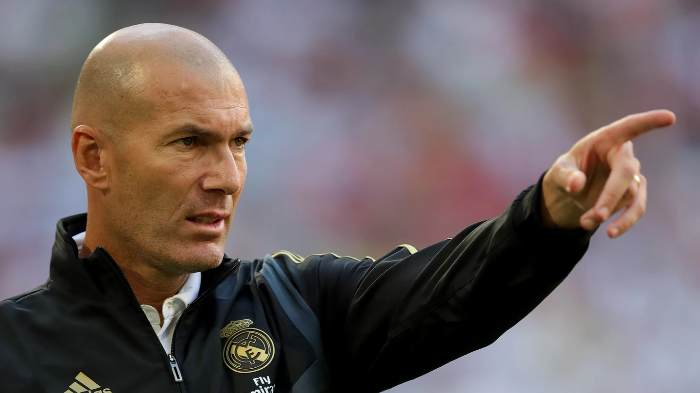 Zinedine Zidane dando instrucciones Zinedine Zidane dando instrucciones