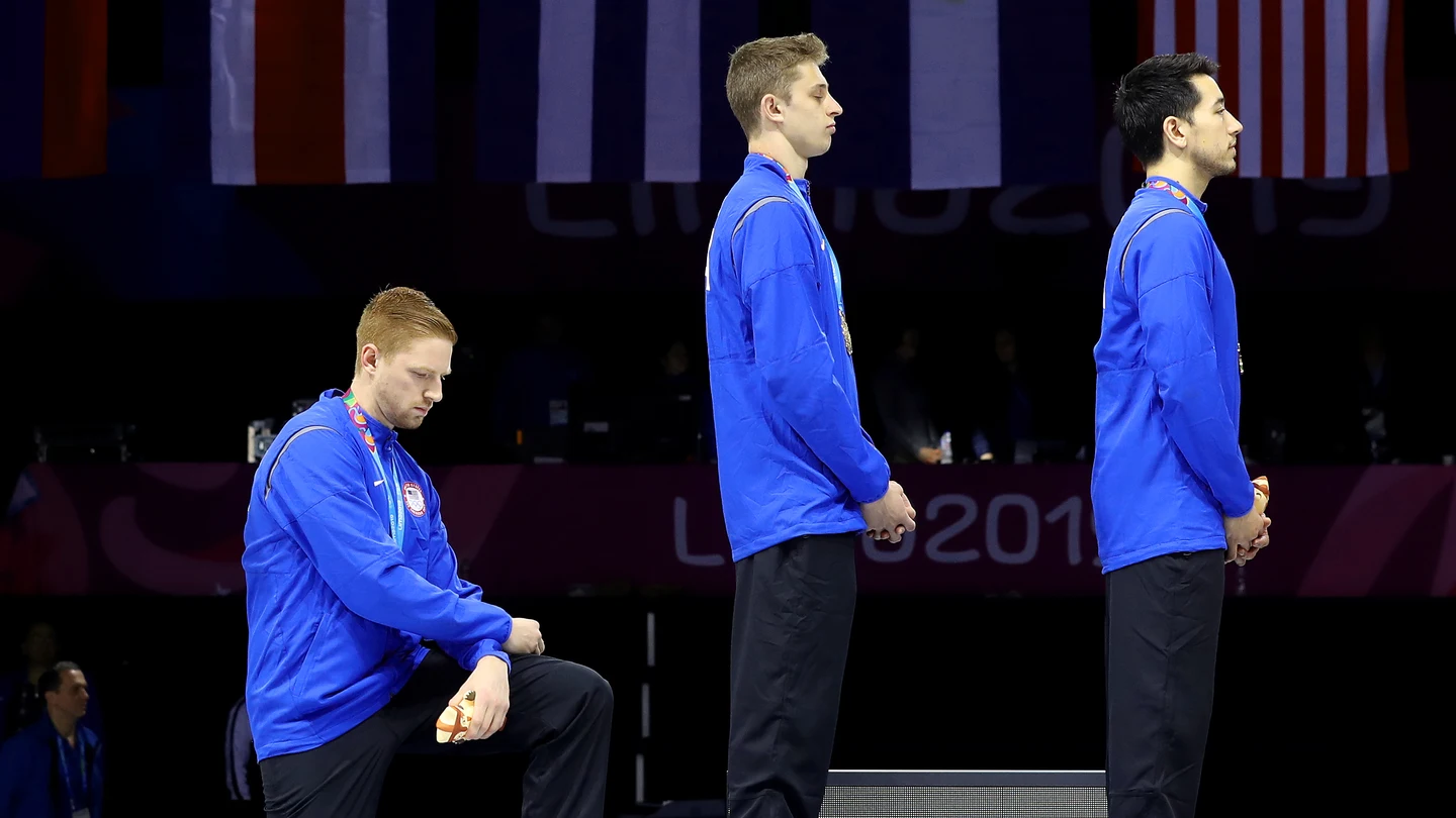 Race Imboden se arrodilla durante el himno estadounidense Race Imboden se arrodilla durante el himno estadounidense