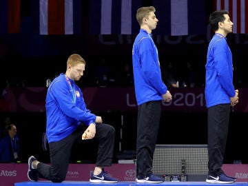 Race Imboden se arrodilla durante el himno estadounidense Race Imboden se arrodilla durante el himno estadounidense