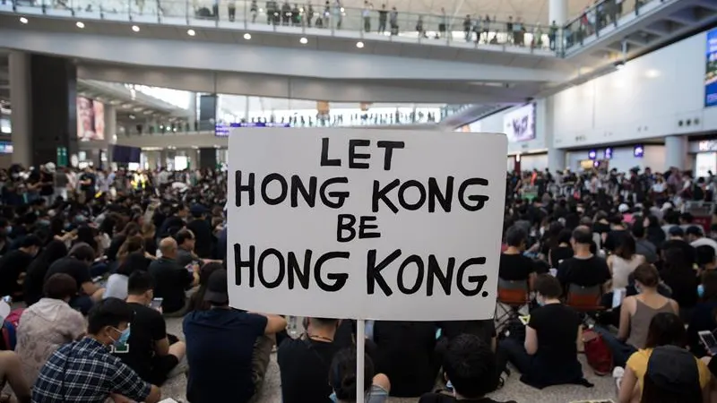 Protestas en el aeropuerto de Hong Kong para exigir al gobierno chino la autonomía de la región