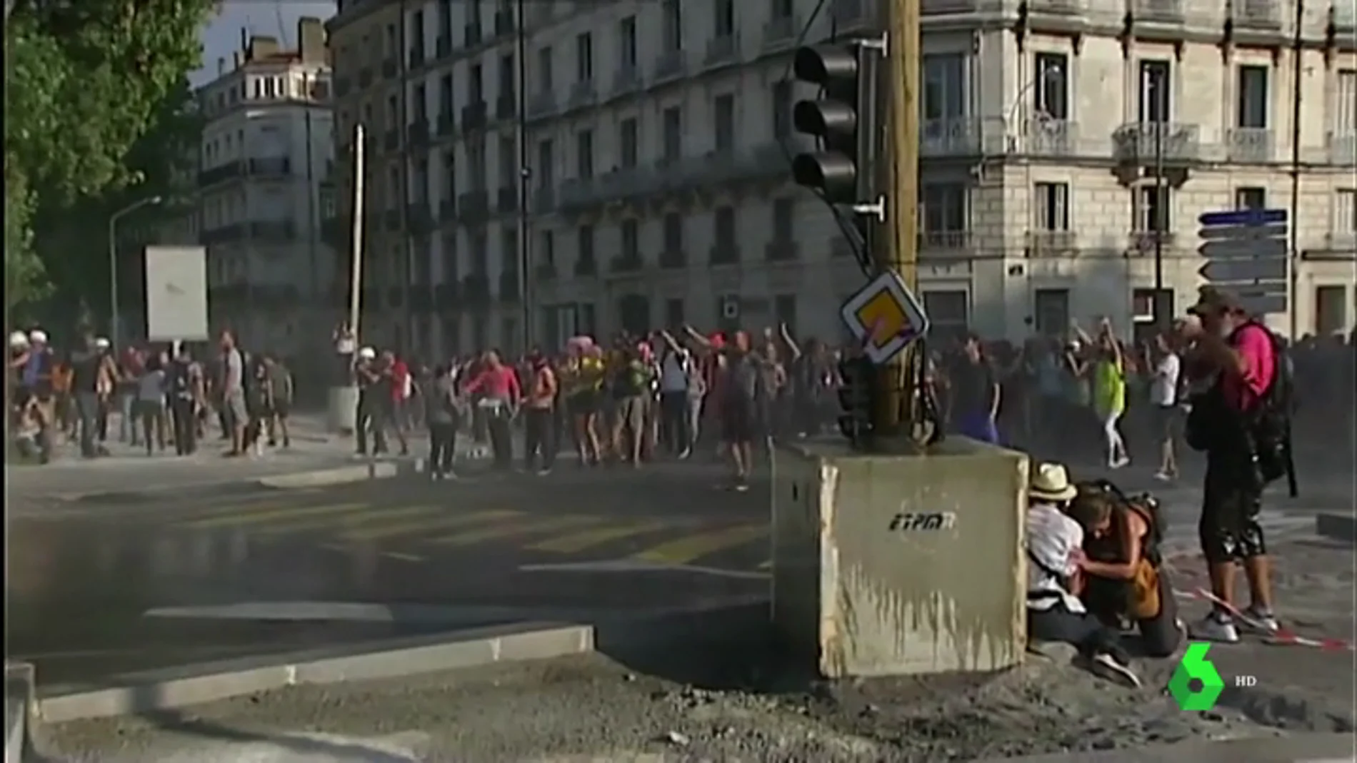 Altercados entre la Policía francesa y los chalecos amarillos durante las protestas contra la cumbre del G7