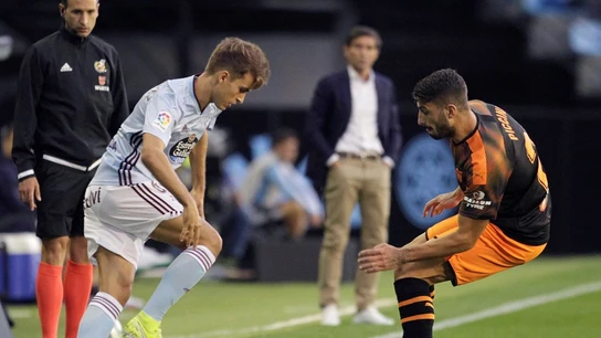 El centrocampista del Celta Denis Suárez (i) pelea un balón con el defensa italiano del Valencia Cristiano Piccini El centrocampista del Celta Denis Suárez (i) pelea un balón con el defensa italiano del Valencia Cristiano Piccini