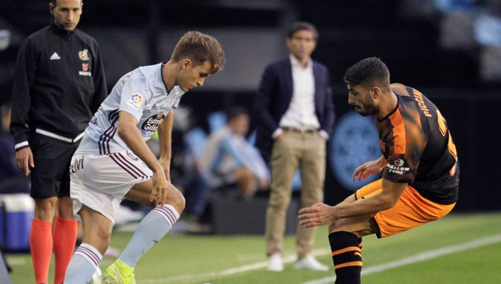 El centrocampista del Celta Denis Suárez (i) pelea un balón con el defensa italiano del Valencia Cristiano Piccini