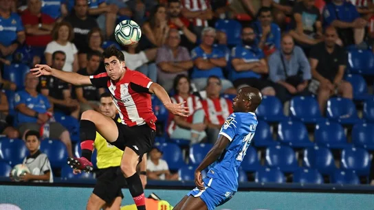 El centrocampista del Athletic, Gaizka Larrazabal (i), intenta controlar el balón ante el defensa camerunés del Getafe, Allan Romeo Nyom El centrocampista del Athletic, Gaizka Larrazabal (i), intenta controlar el balón ante el defensa camerunés del Getafe, Allan Romeo Nyom