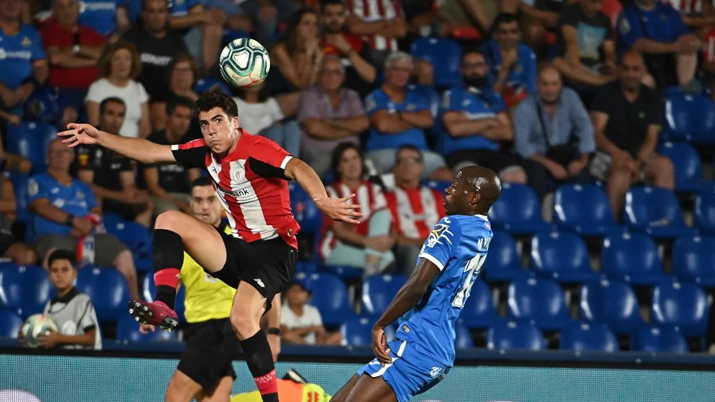 El centrocampista del Athletic, Gaizka Larrazabal (i), intenta controlar el balón ante el defensa camerunés del Getafe, Allan Romeo Nyom El centrocampista del Athletic, Gaizka Larrazabal (i), intenta controlar el balón ante el defensa camerunés del Getafe, Allan Romeo Nyom