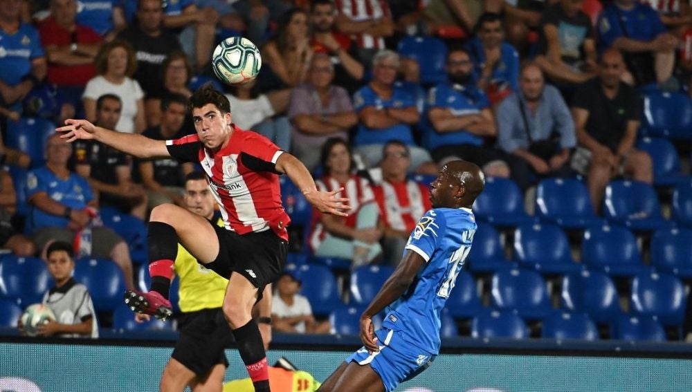 El centrocampista del Athletic, Gaizka Larrazabal (i), intenta controlar el balón ante el defensa camerunés del Getafe, Allan Romeo Nyom