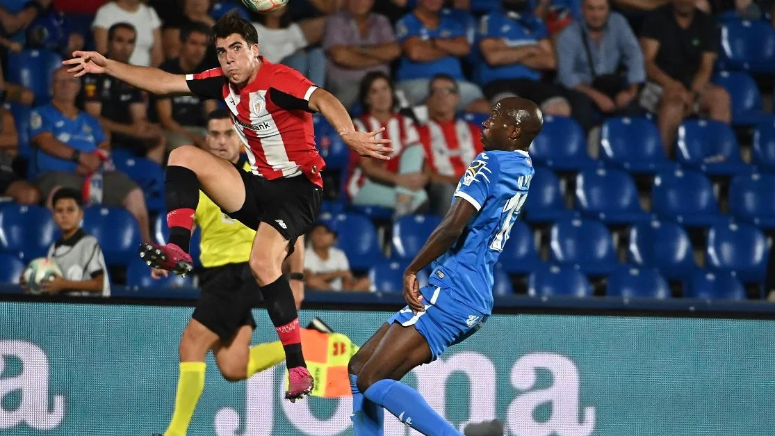 El centrocampista del Athletic, Gaizka Larrazabal (i), intenta controlar el balón ante el defensa camerunés del Getafe, Allan Romeo Nyom