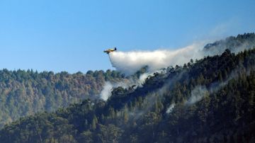 Varios medios aéreos descargan agua sobre el Parque Natural de Tamadaba