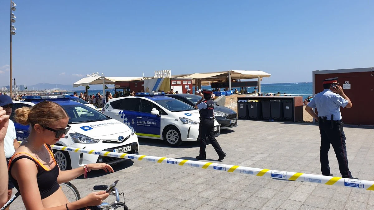 Imagen del desalojo de la playa de la Barceloneta