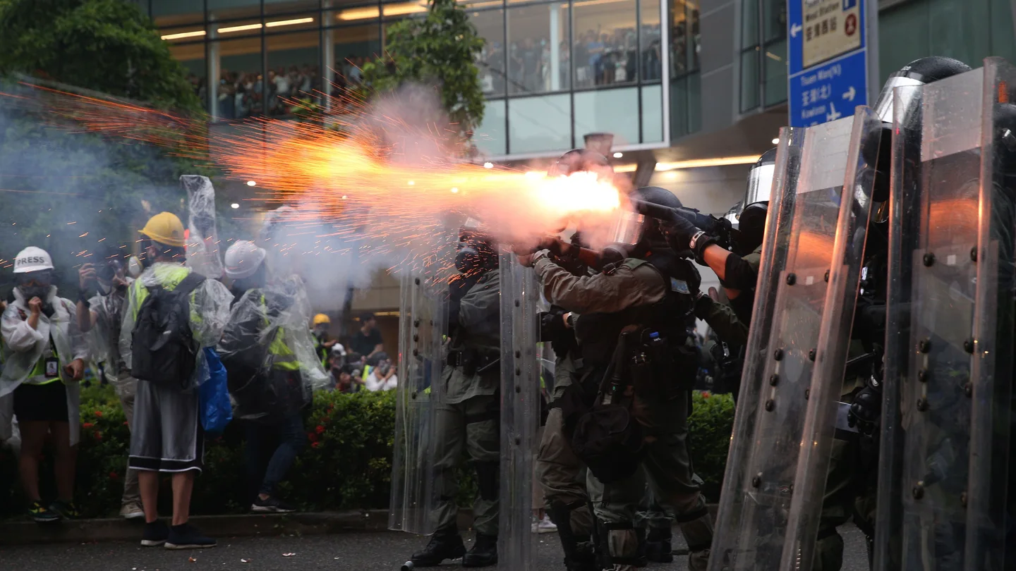 La Policía de Hong Kong con cañones de agua y gas lacrimógeno La Policía de Hong Kong con cañones de agua y gas lacrimógeno