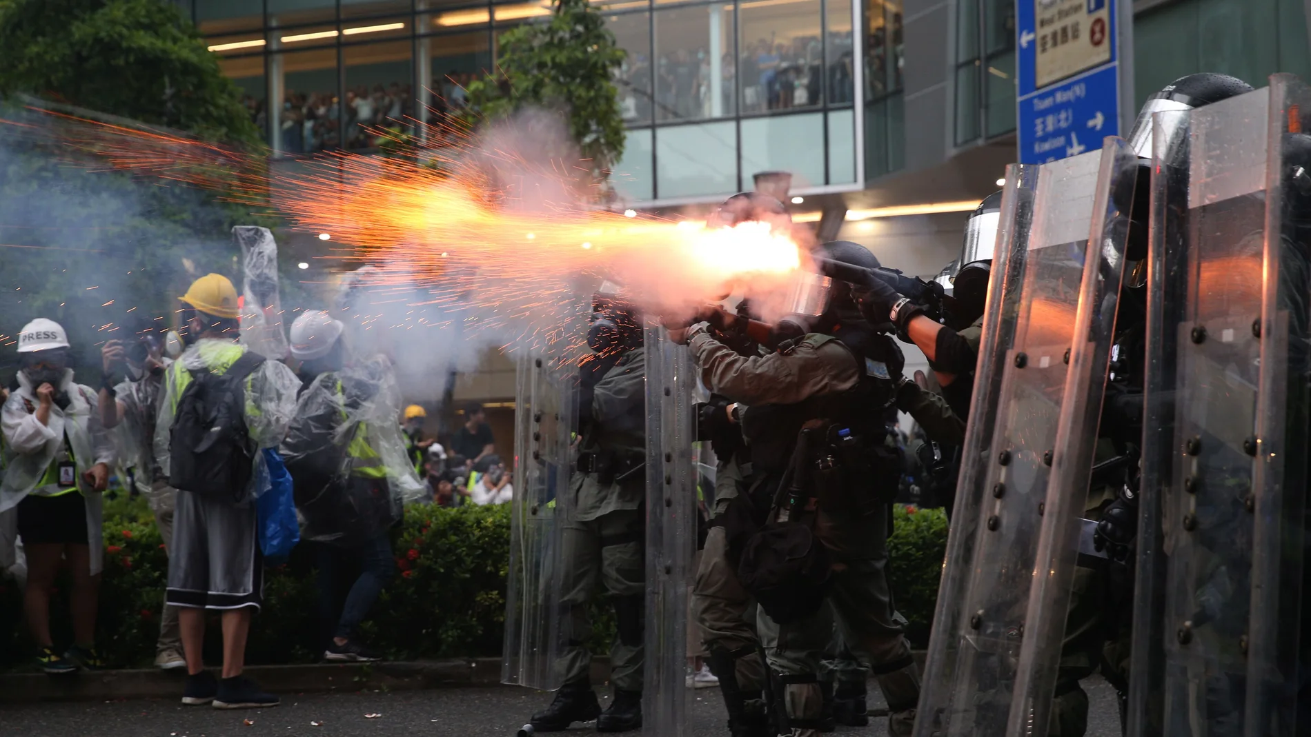La Policía de Hong Kong con cañones de agua y gas lacrimógeno