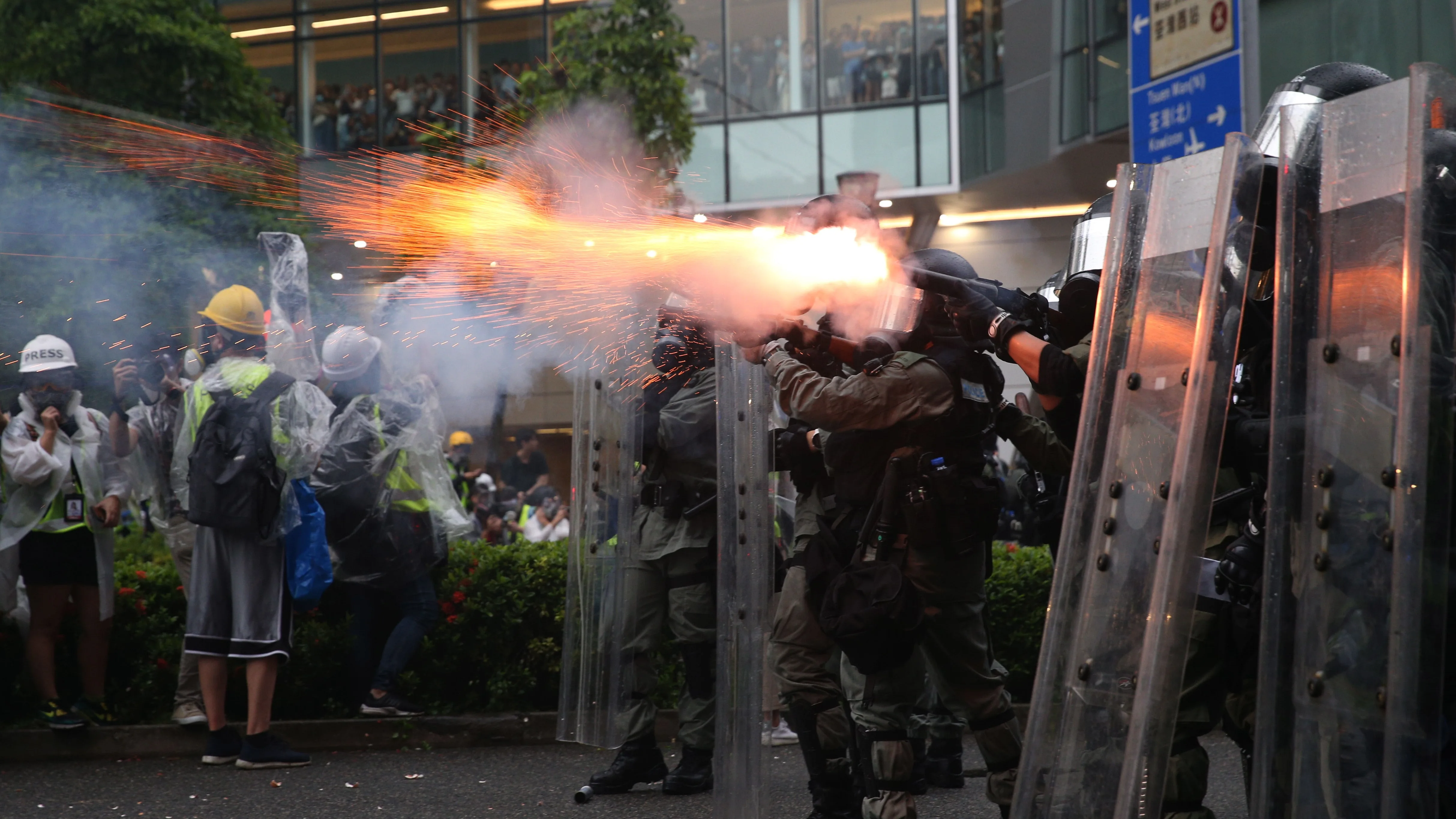 La Policía de Hong Kong con cañones de agua y gas lacrimógeno