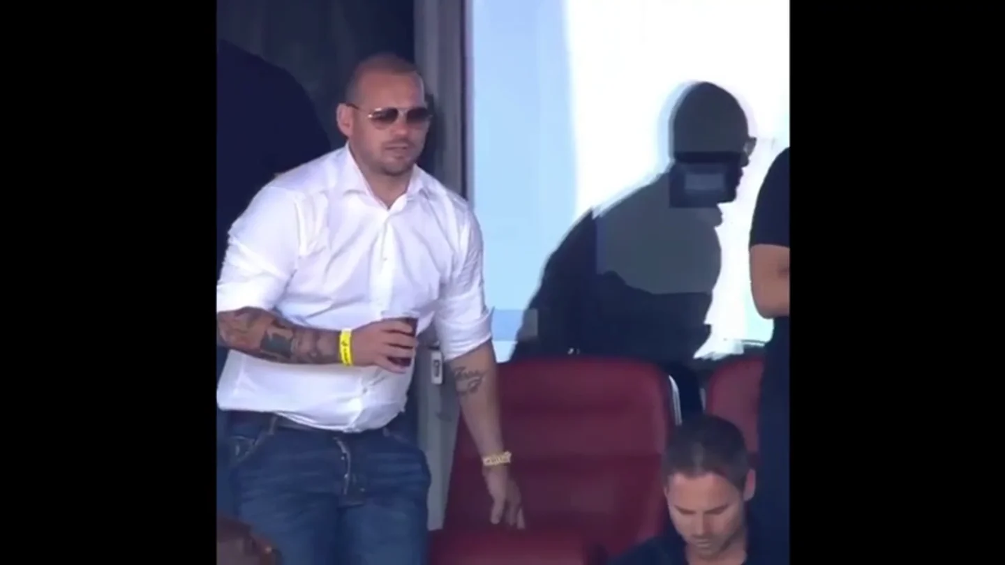 Sorprendente cambio físico de Wesley Sneijder dos semanas después de su retirada Sorprendente cambio físico de Wesley Sneijder dos semanas después de su retirada