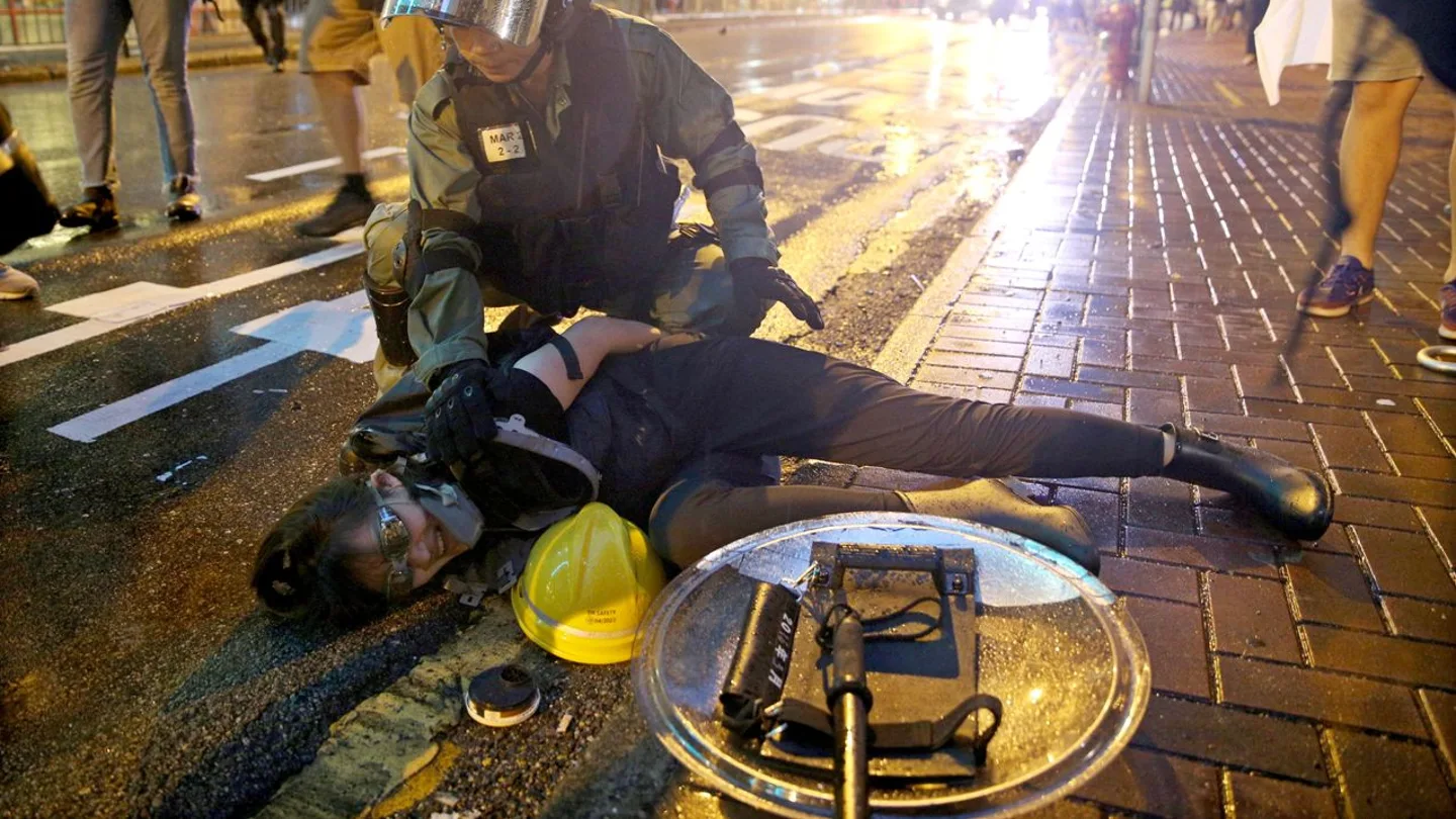 Detención de una manifestante en Hong Kong Detención de una manifestante en Hong Kong