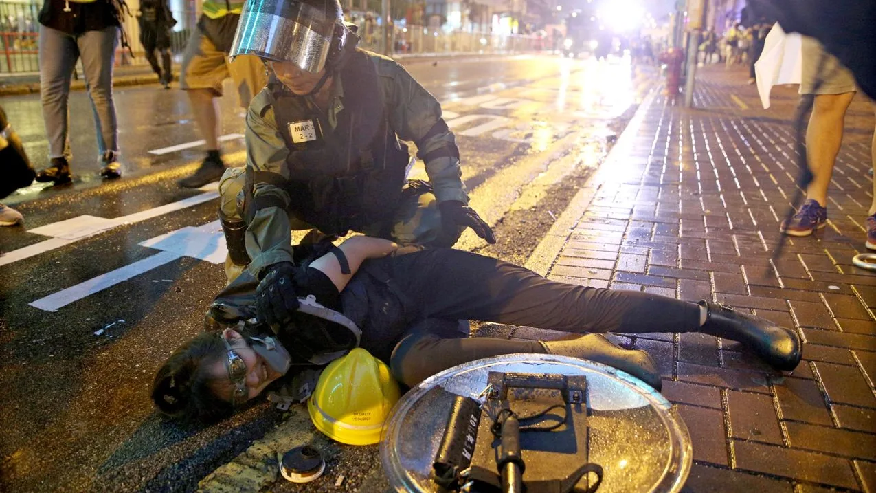 Detención de una manifestante en Hong Kong