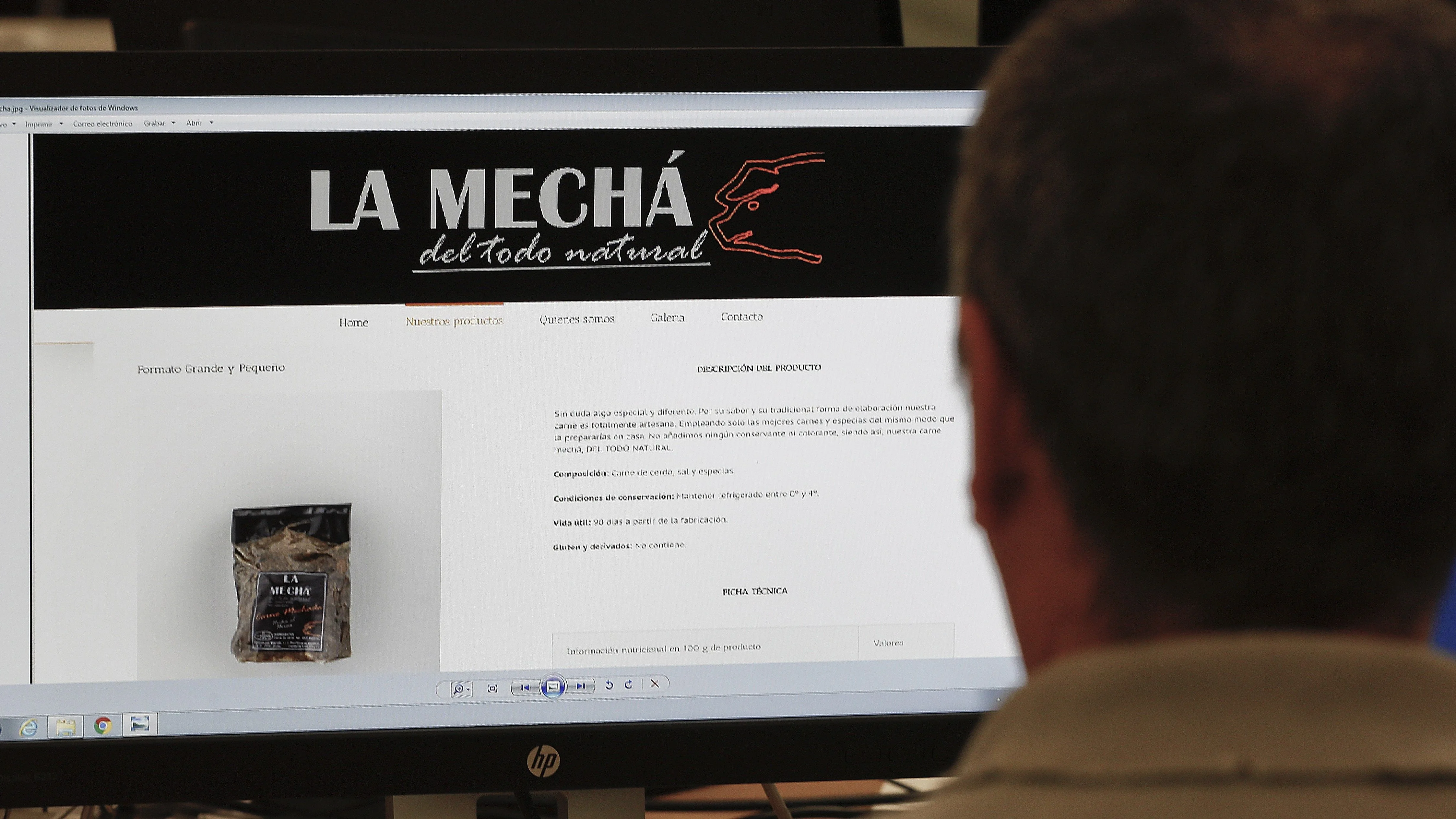 Un usuario navega por la página web de Magrudis, que comercializa la carne mechada "La Mechá"