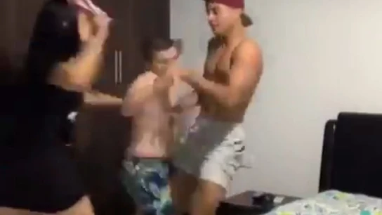 Broma de dos jóvenes a su madre Broma de dos jóvenes a su madre.