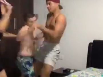 Broma de dos jóvenes a su madre