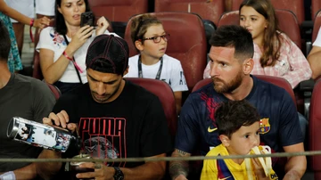 Luis Suárez y Leo Messi, en la grada del Camp Nou