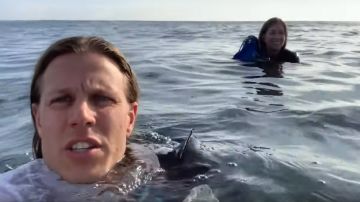 David Lesh y su amiga Kayla en su naufragio en el Océano Pacífico