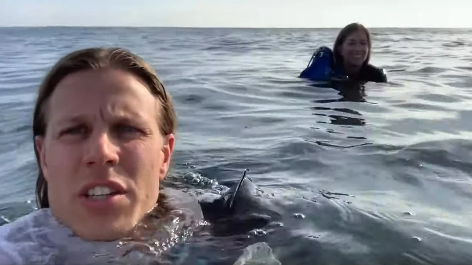 David Lesh y su amiga Kayla en su naufragio en el Océano Pacífico.