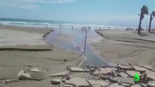 El mar engullendo una playa El mar engullendo una playa