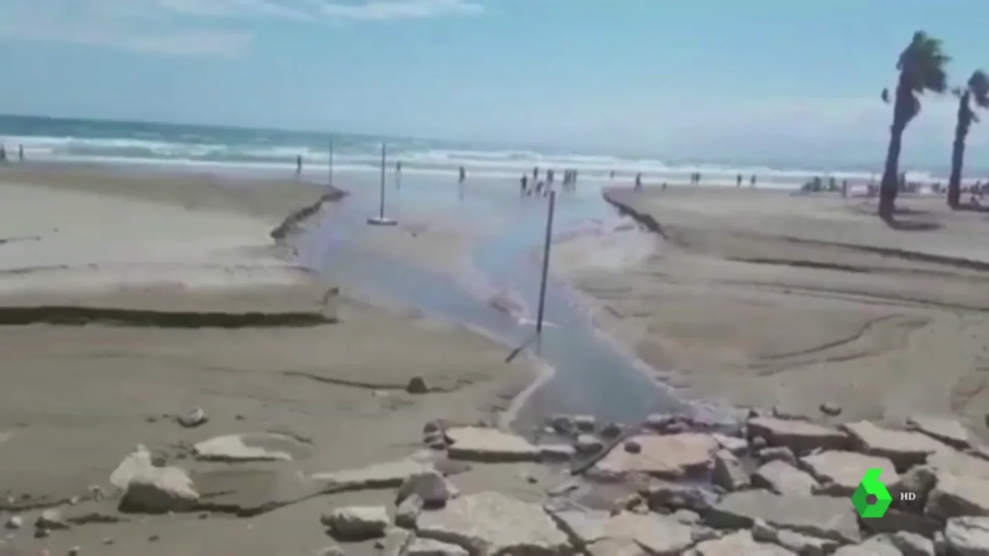 El mar engullendo una playa El mar engullendo una playa