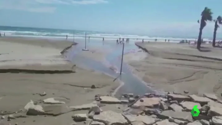 El mar engullendo una playa