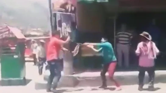 Dos hombres se apuñalan hasta la muerte en plena calle Dos hombres se apuñalan hasta la muerte en plena calle