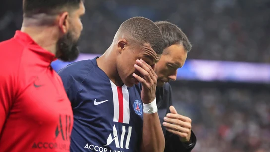 Kylian Mbappé, desolado tras caer lesionado Kylian Mbappé, desolado tras caer lesionado