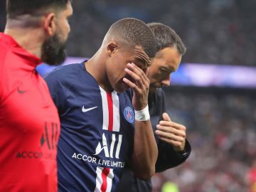 Kylian Mbappé, desolado tras caer lesionado Kylian Mbappé, desolado tras caer lesionado