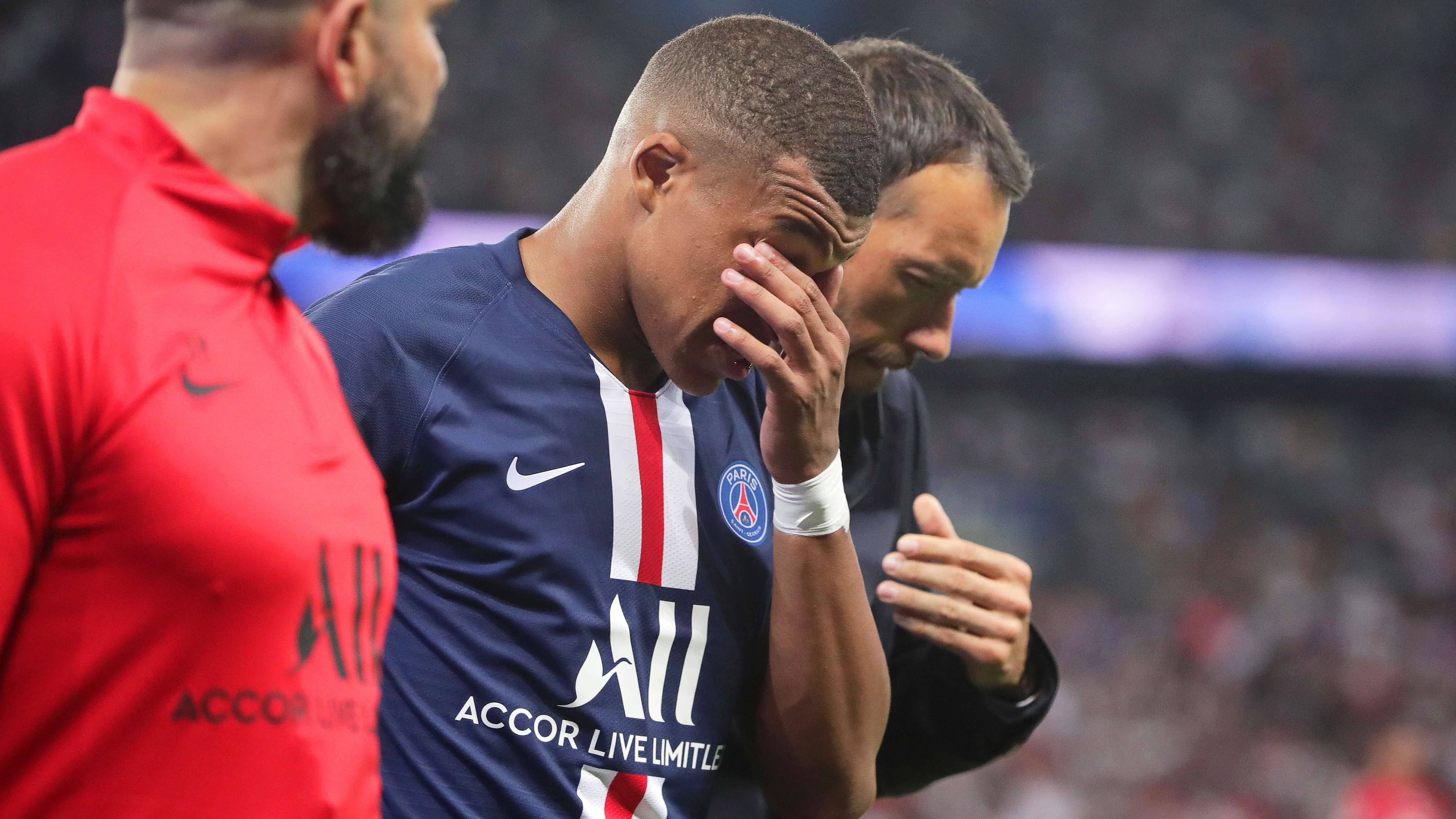 Kylian Mbappé, desolado tras caer lesionado