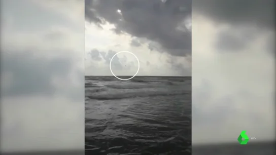 Vídeo del momento exacto en el que un avión del Ejército se estrella en el mar en La Manga Vídeo del momento exacto en el que un avión del Ejército se estrella en el mar en La Manga