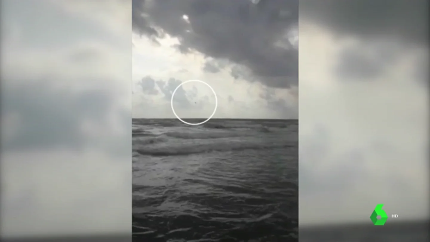 Vídeo del momento exacto en el que un avión del Ejército se estrella en el mar en La Manga Vídeo del momento exacto en el que un avión del Ejército se estrella en el mar en La Manga