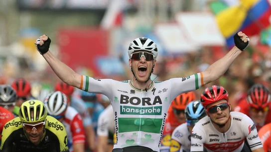 Bennett celebra una victoria en la Vuelta Bennett celebra una victoria en la Vuelta