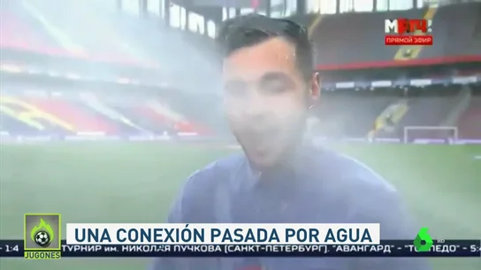 Los más viral: anuncia las alineaciones en directo y acaba 'regado' por los aspersores Los más viral: anuncia las alineaciones en directo y acaba 'regado' por los aspersores