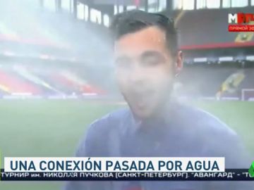 Los más viral: anuncia las alineaciones en directo y acaba 'regado' por los aspersores Los más viral: anuncia las alineaciones en directo y acaba 'regado' por los aspersores