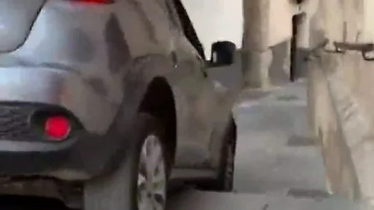 Un coche queda atrapado las escaleras del Ayuntamiento de Cuenca Un coche queda atrapado las escaleras del Ayuntamiento de Cuenca