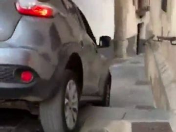 Un coche queda atrapado las escaleras del Ayuntamiento de Cuenca Un coche queda atrapado las escaleras del Ayuntamiento de Cuenca