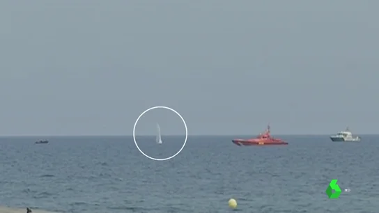 Los artificieros de la Armada explosionan el proyectil hallado en una playa de Barcelona Los artificieros de la Armada explosionan el proyectil hallado en una playa de Barcelona