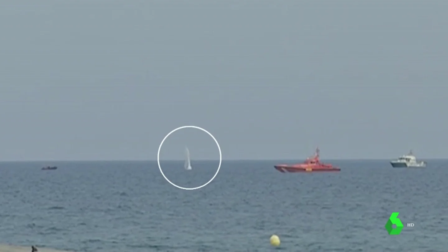 Los artificieros de la Armada explosionan el proyectil hallado en una playa de Barcelona Los artificieros de la Armada explosionan el proyectil hallado en una playa de Barcelona