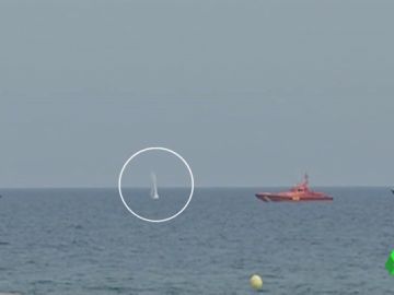 Los artificieros de la Armada explosionan el proyectil hallado en una playa de Barcelona Los artificieros de la Armada explosionan el proyectil hallado en una playa de Barcelona