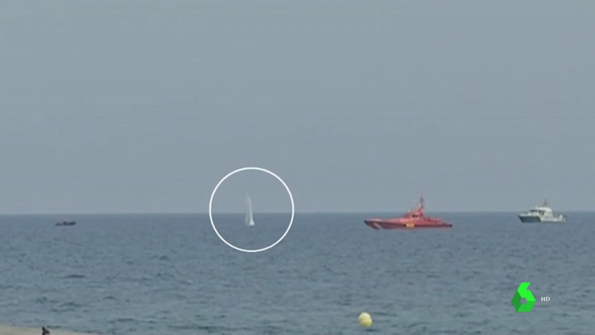 Los artificieros de la Armada explosionan el proyectil hallado en una playa de Barcelona