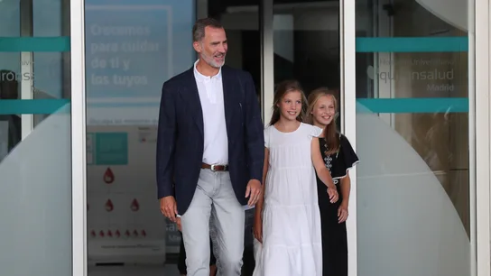 El rey Felipe, junto a sus hijas, la princesa Leonor y la infanta Sofía El rey Felipe, junto a sus hijas, la princesa Leonor y la infanta Sofía