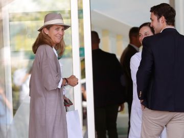 La Infanta Elena visita a su padre junto a sus dos hijos La Infanta Elena visita a su padre junto a sus dos hijos