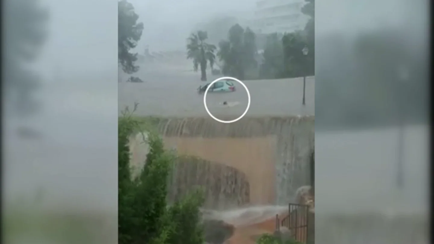 Logra salir de su vehículo tras quedar atrapada por las lluvias torrenciales en Mallorca Logra salir de su vehículo tras quedar atrapada por las lluvias torrenciales en Mallorca