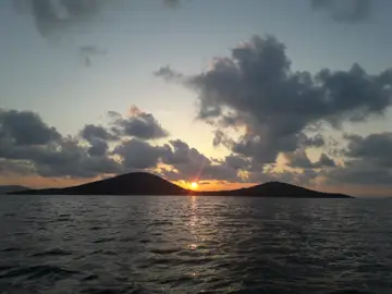 Puesta de sol entre montes en Cartagena Puesta de sol entre montes en Cartagena