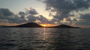 Puesta de sol entre montes en Cartagena
